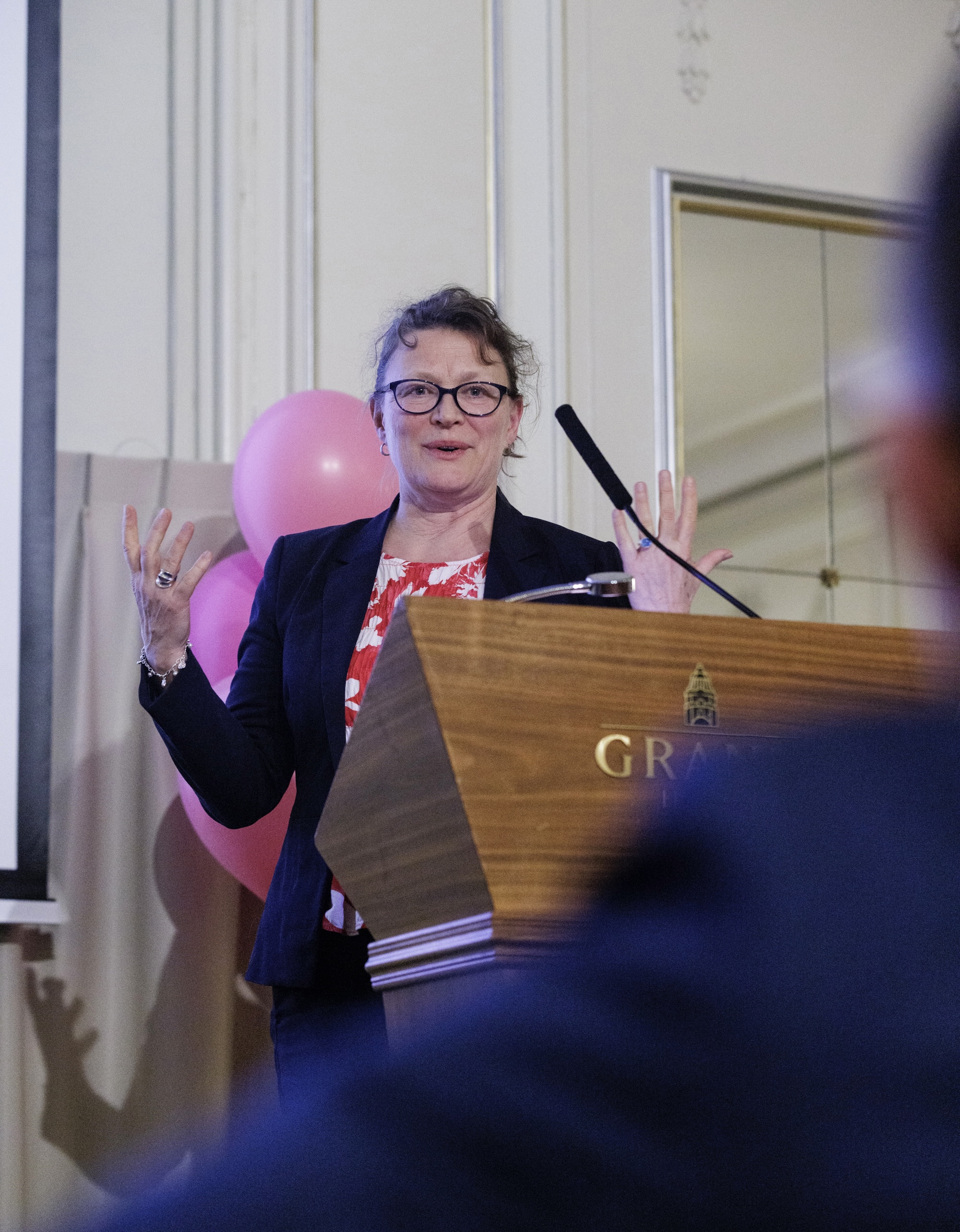 Åslaug Helland ved talerstolen på Grand Hotell