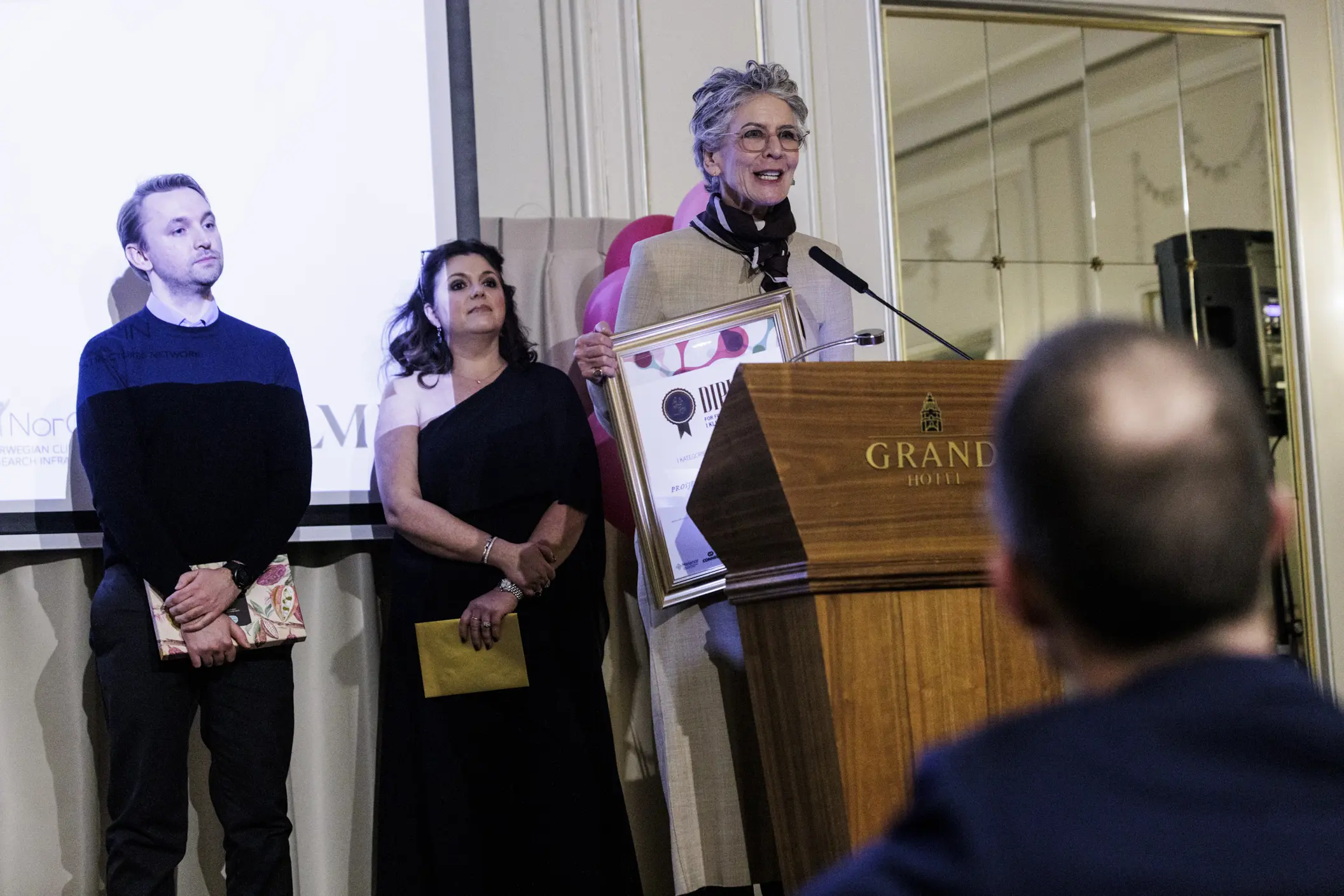 Leder av AI-Mind, Ira Haraldsen, ved talerstolen på Grand Hotell