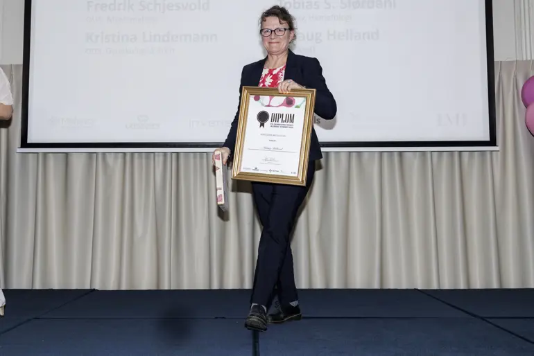Åslaug Helland med diplom