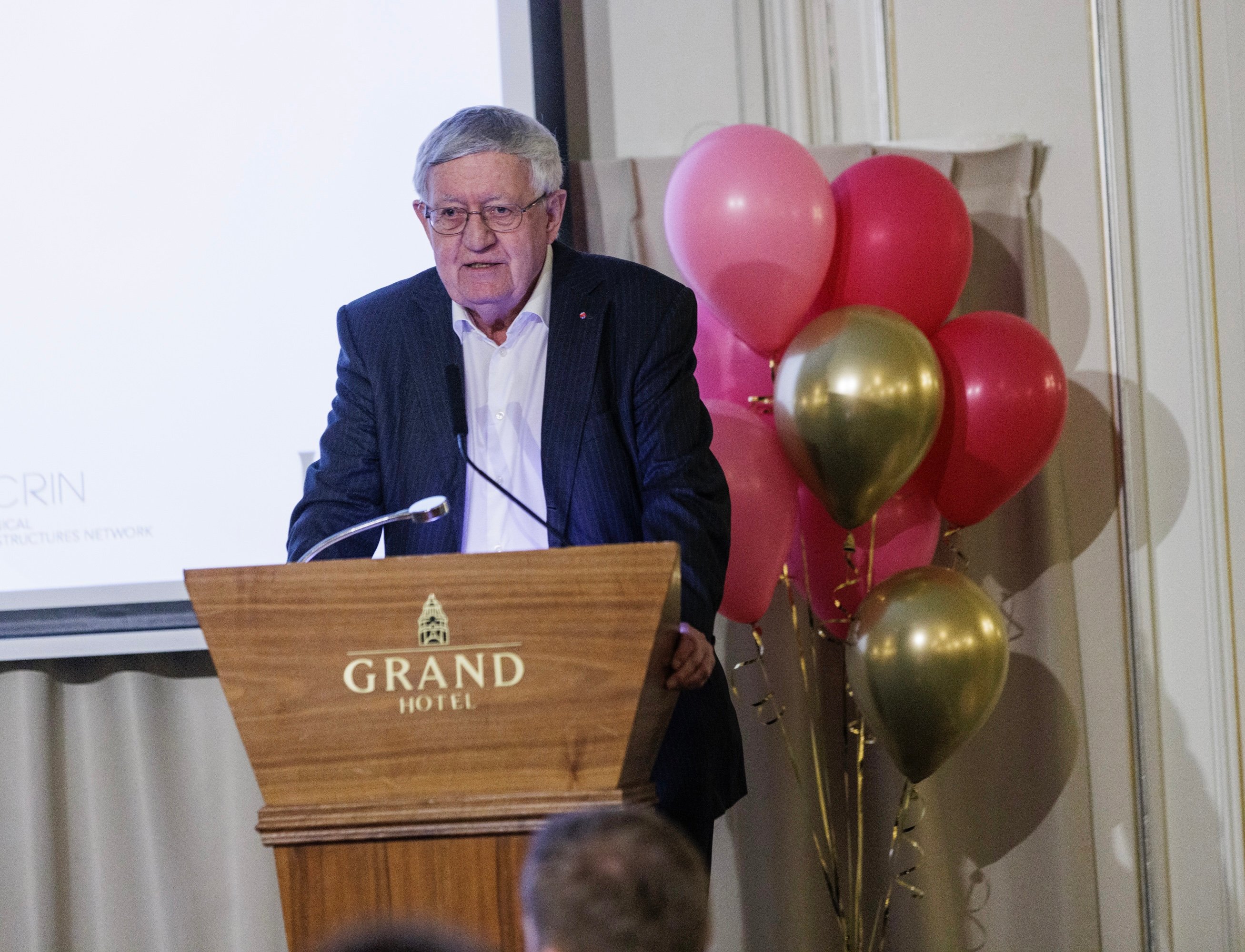 Tore Kvien ved talerstolen på Grand Hotell