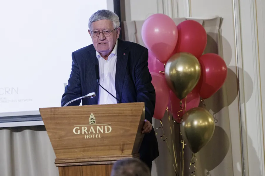 Tore Kvien ved talerstolen på Grand Hotell