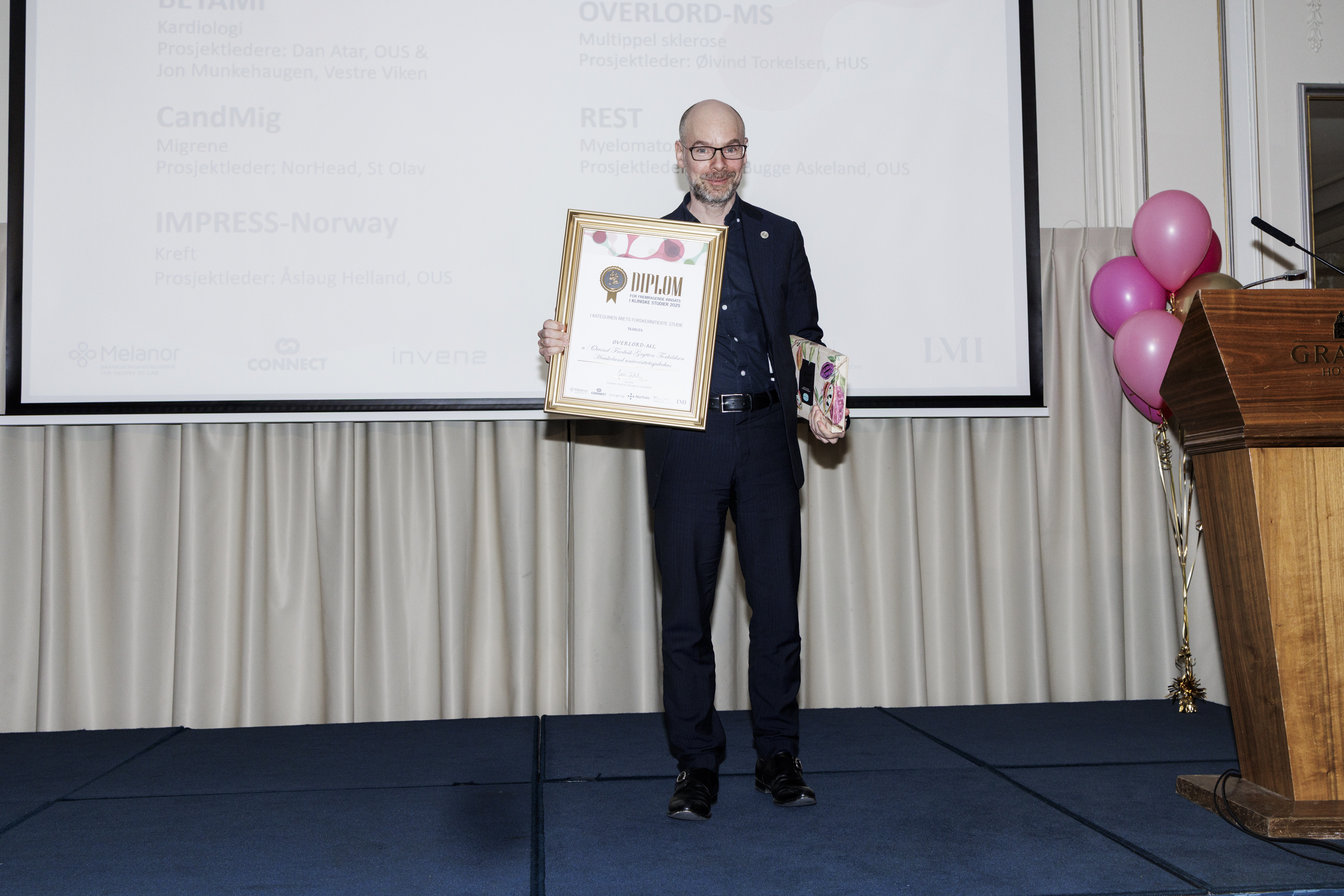 Øivind Torkildsen med prisen for årets forskerinitierte studie