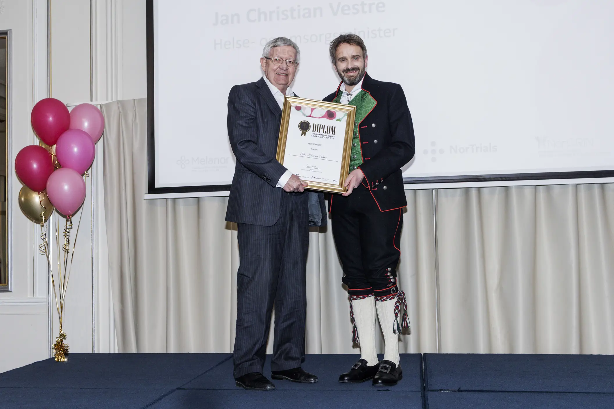 Tore Kvien mottar æresprisen fra Jan Christian Vestre