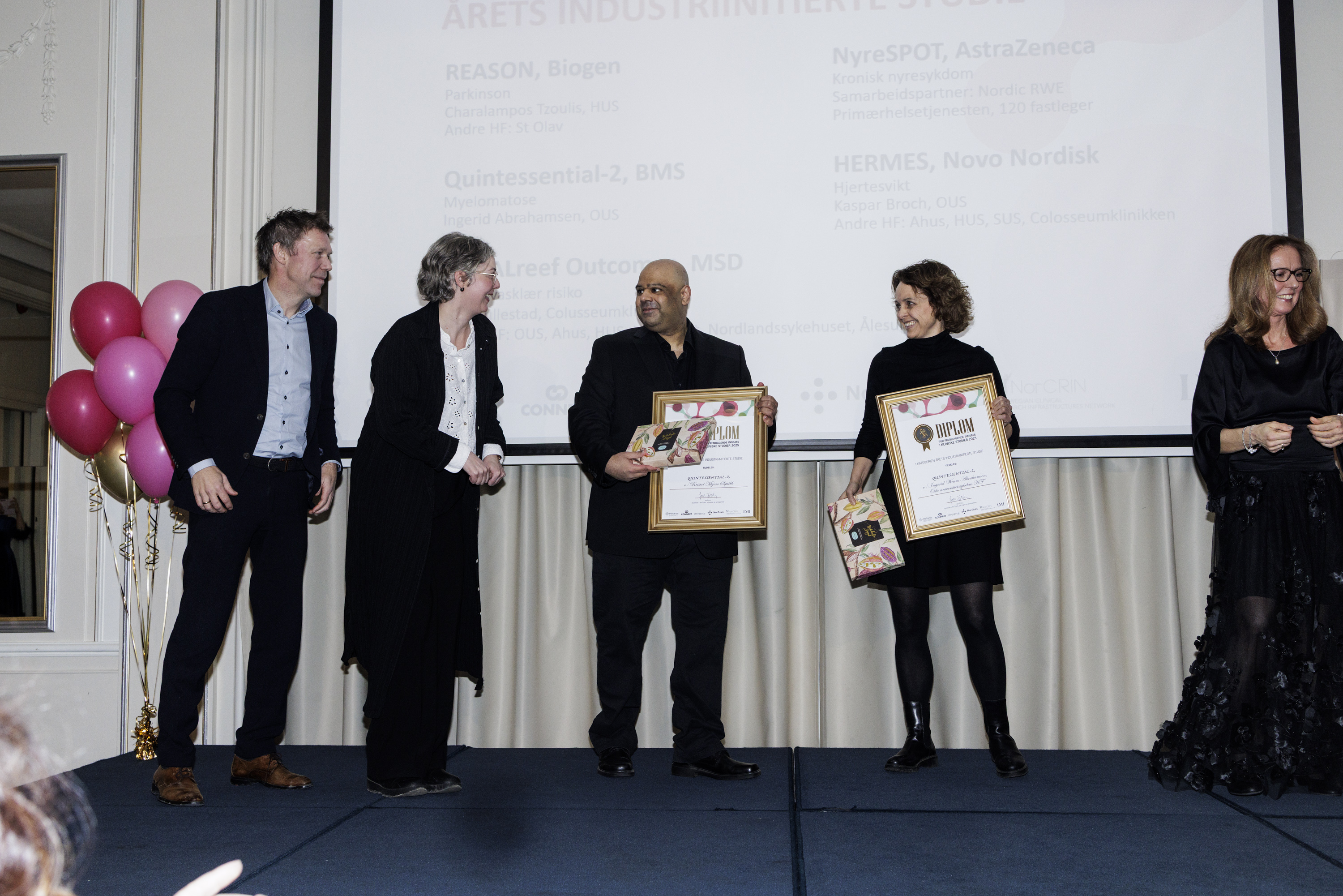 En gruppe mennesker som står foran en whiteboard