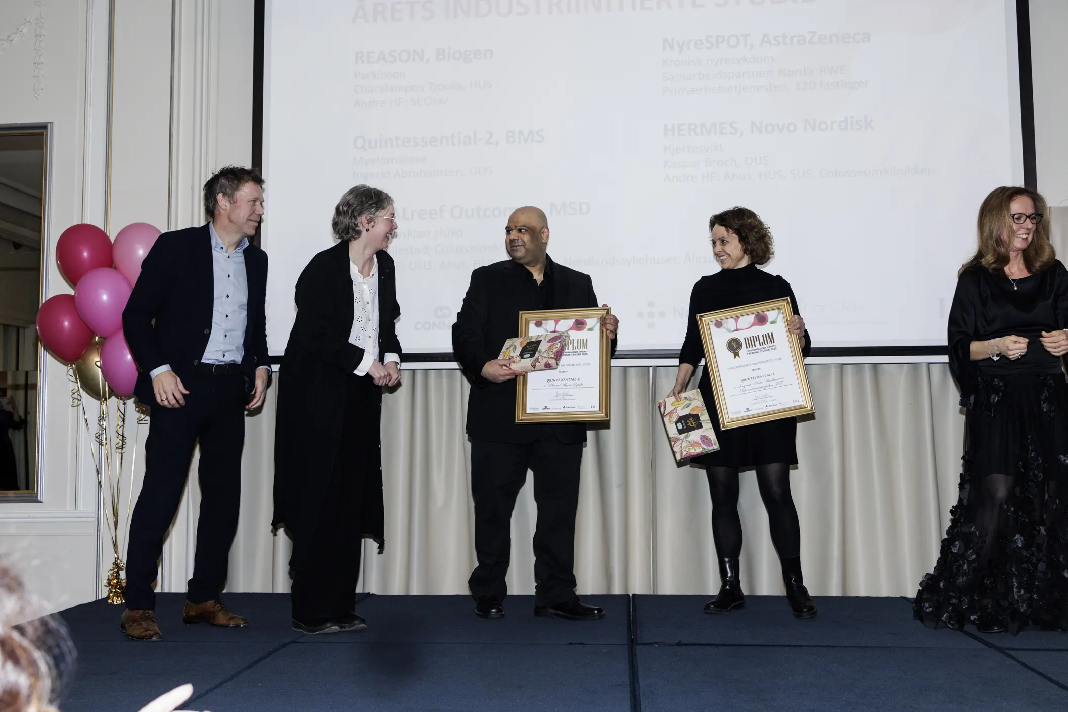 En gruppe mennesker som står foran en whiteboard