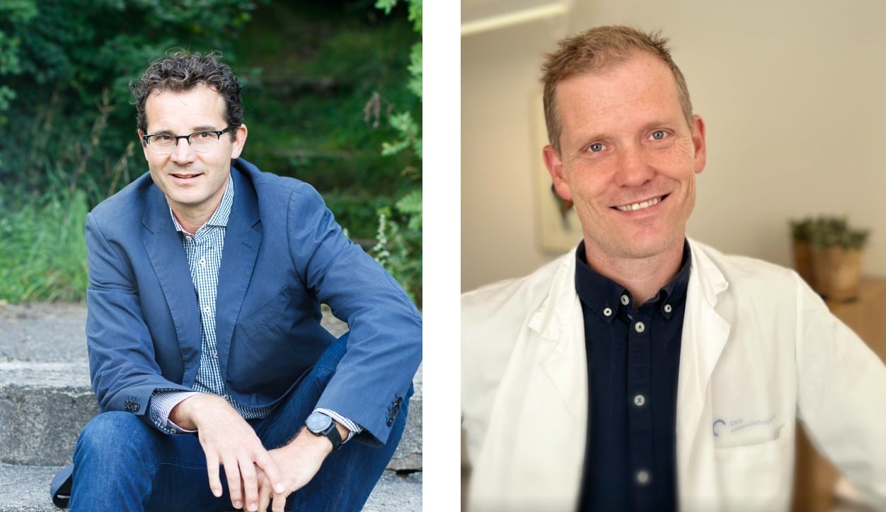 En mann som sitter ved siden av en annen mann og smiler