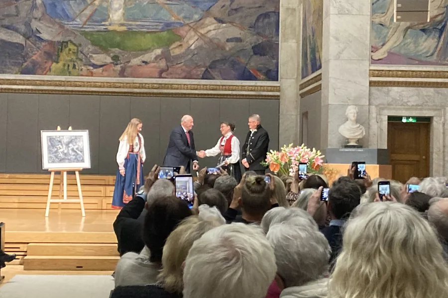 Åslaug Helland receives the award from King Harald