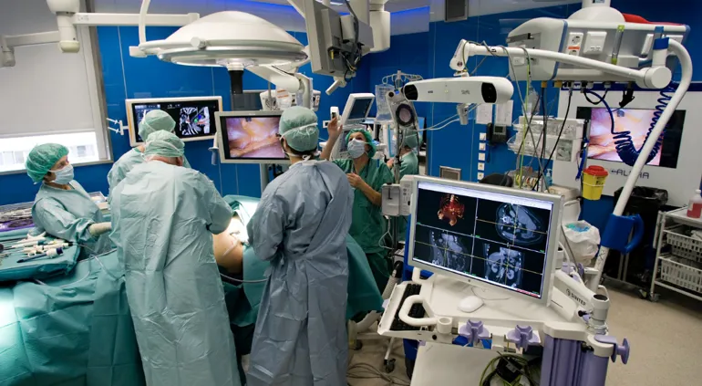 En gruppe kirurger i et rom