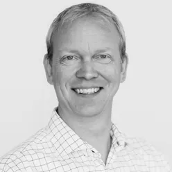 En mann som smiler til kameraet