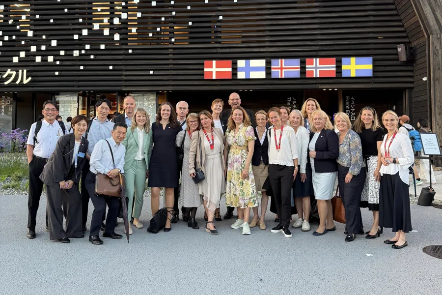 Norsk delegasjon foran Nordisk paviljong på EXPO2025