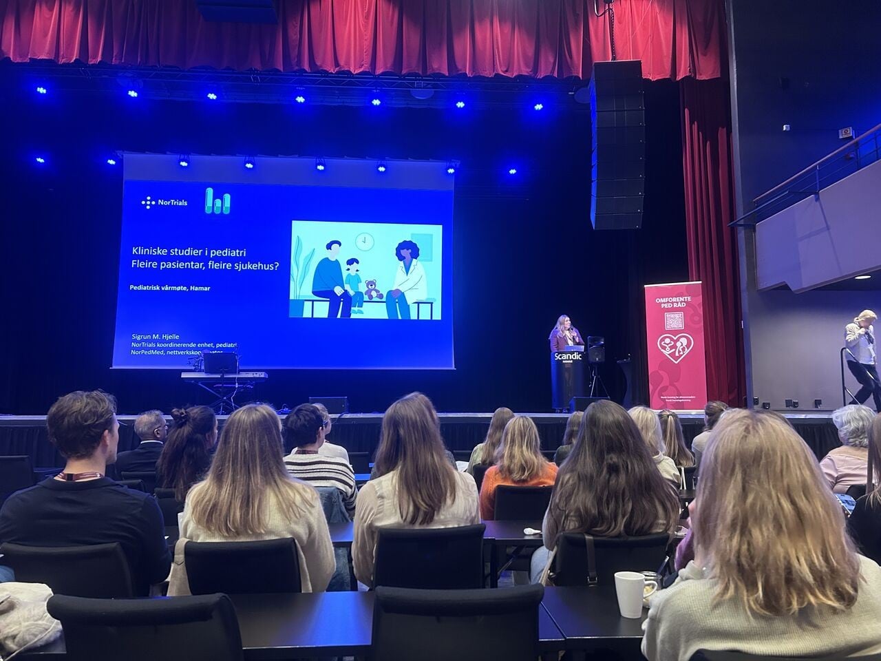 En person som holder en presentasjon for et publikum