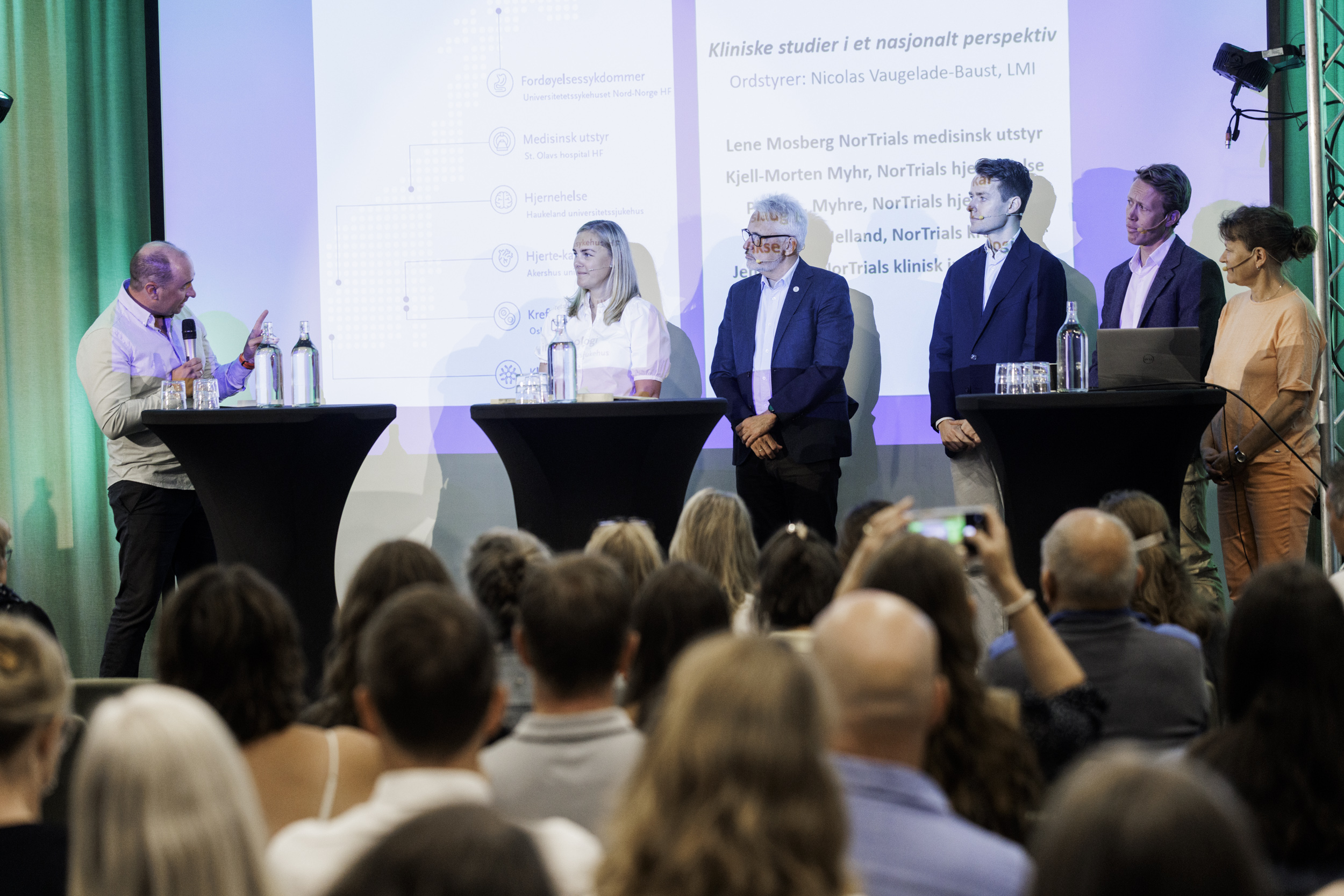 Nicolas Vaugelade-Baust og representanter for fem NorTrials-sentre på scenen