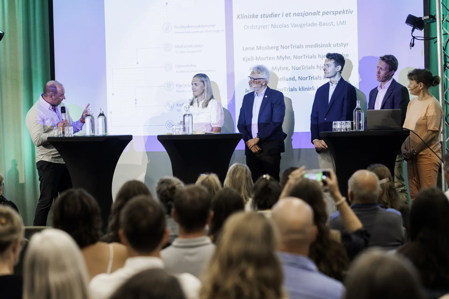 Nicolas Vaugelade-Baust og representanter for fem NorTrials-sentre på scenen