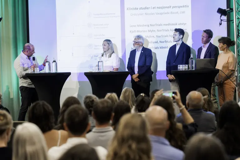 Nicolas Vaugelade-Baust og representanter for fem NorTrials-sentre på scenen