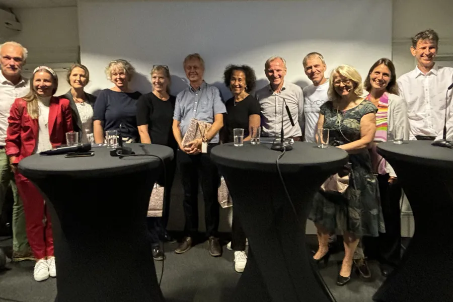 En gruppe mennesker som poserer for et bilde