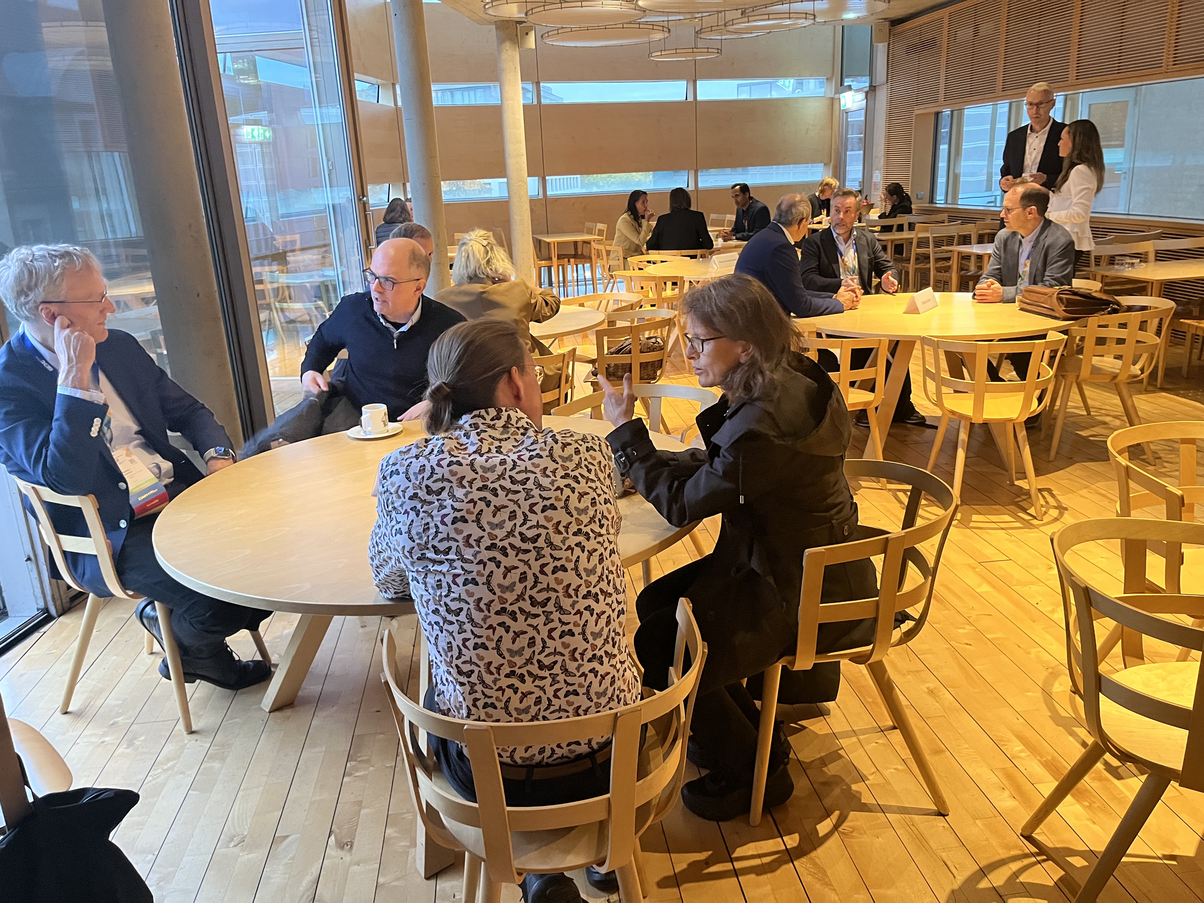 En gruppe mennesker som sitter ved bord