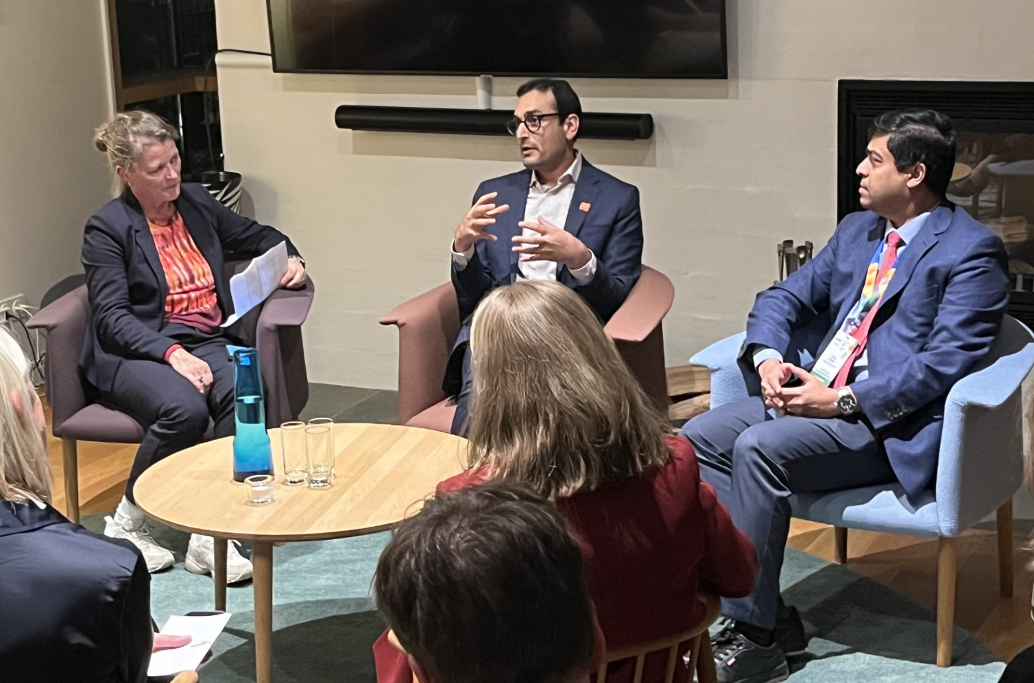 En gruppe mennesker som sitter i stoler