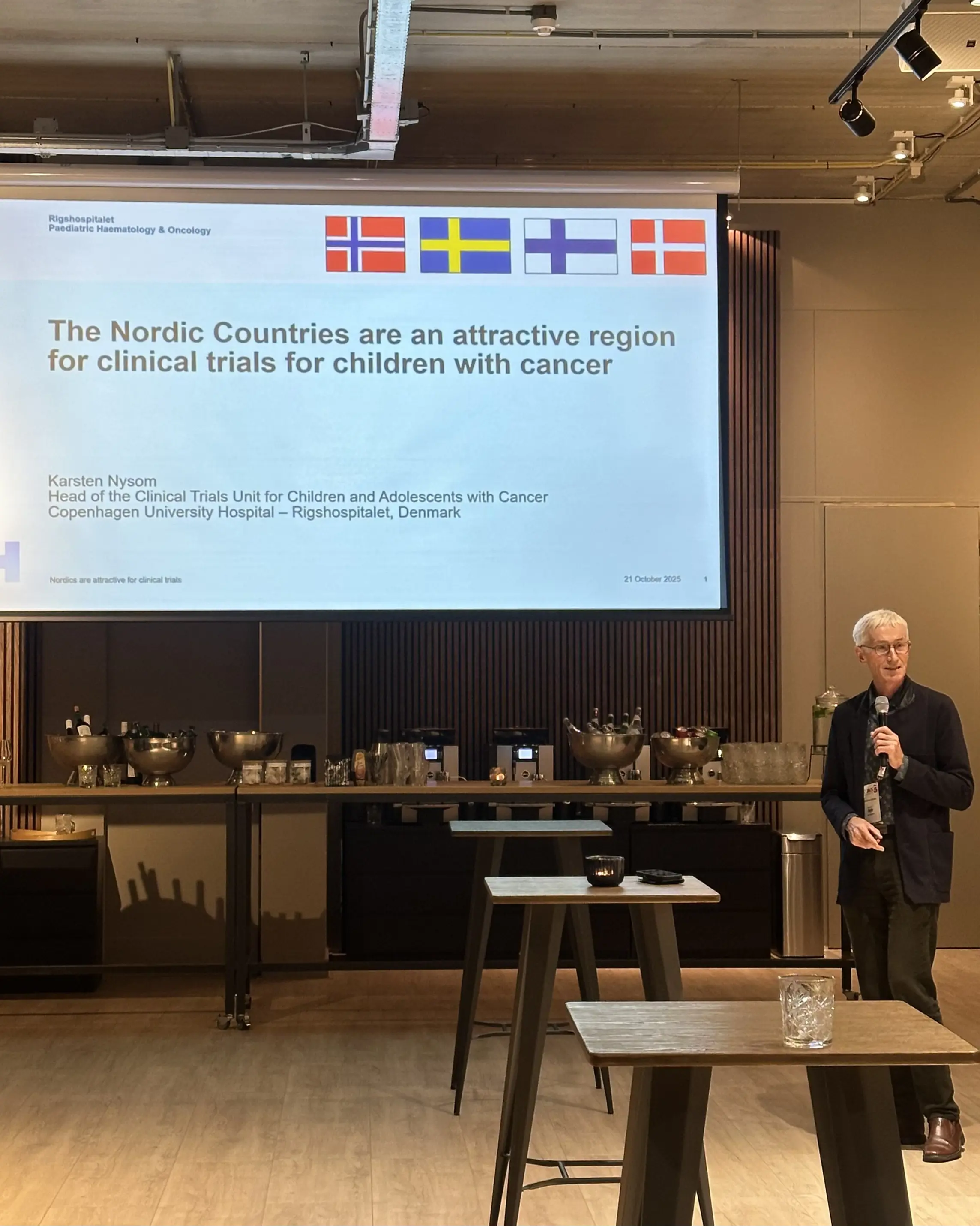 En person som står foran en projektorskjerm