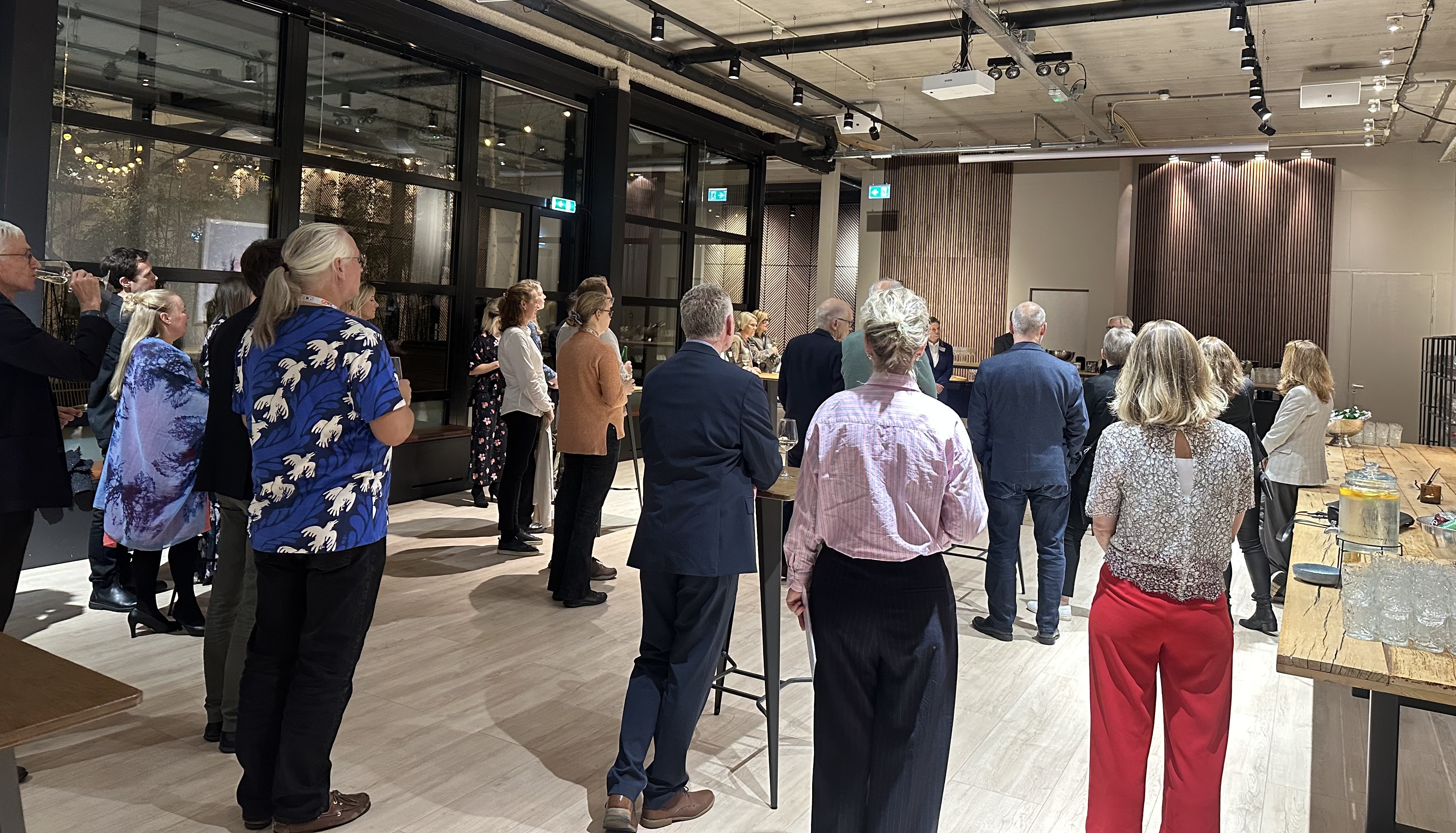 En gruppe personer i et rom