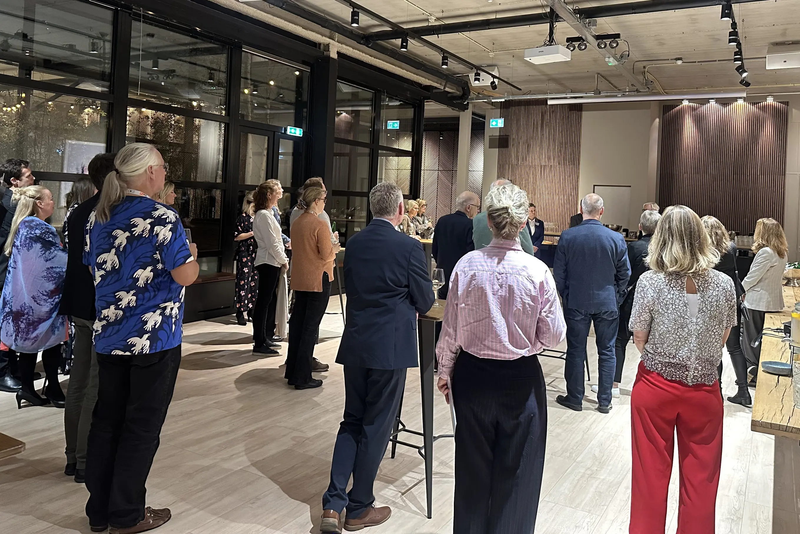 En gruppe personer i et rom