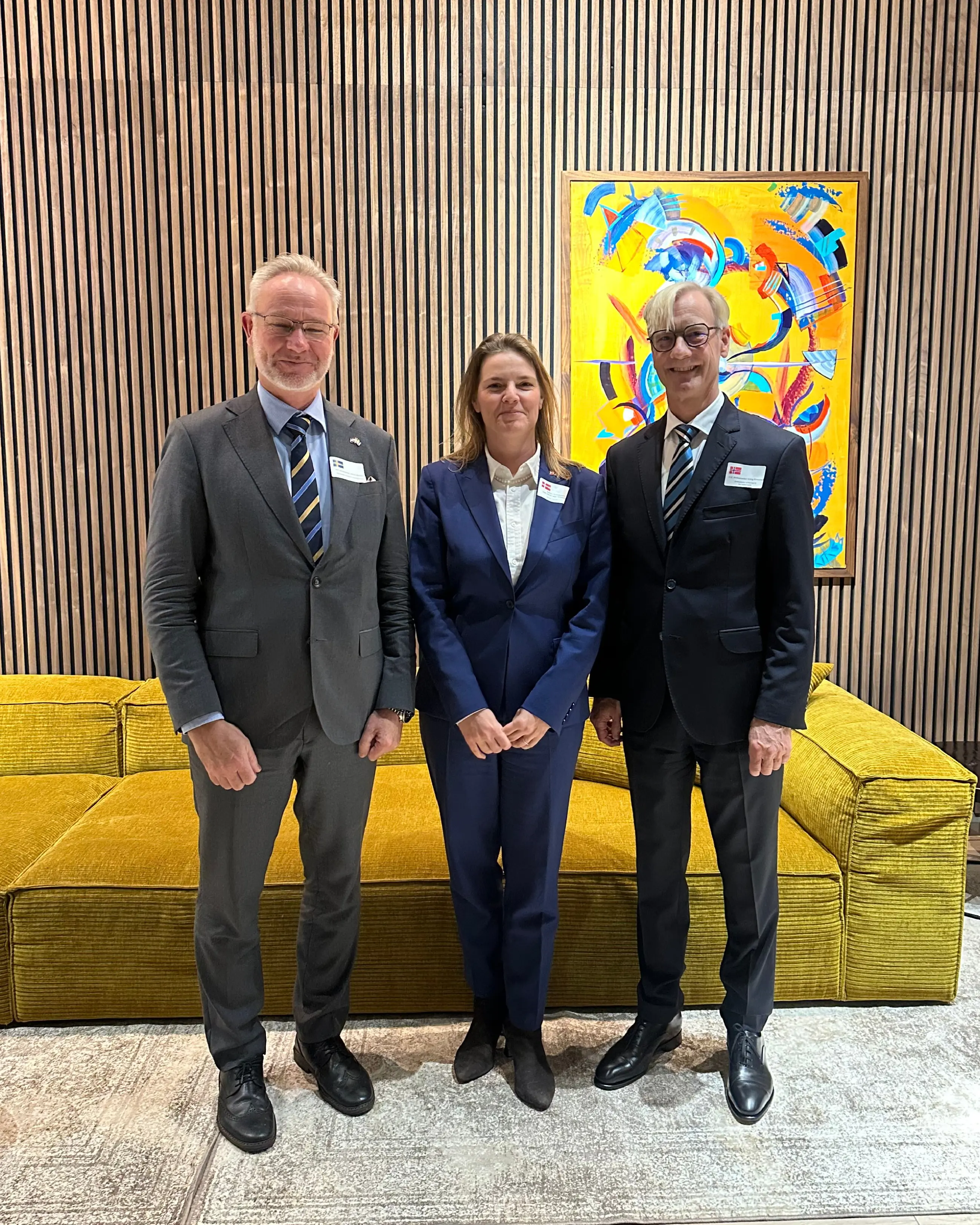 En gruppe mennesker som poserer for et bilde