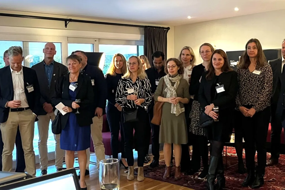 Møtedeltakere på ambassaderesidensen