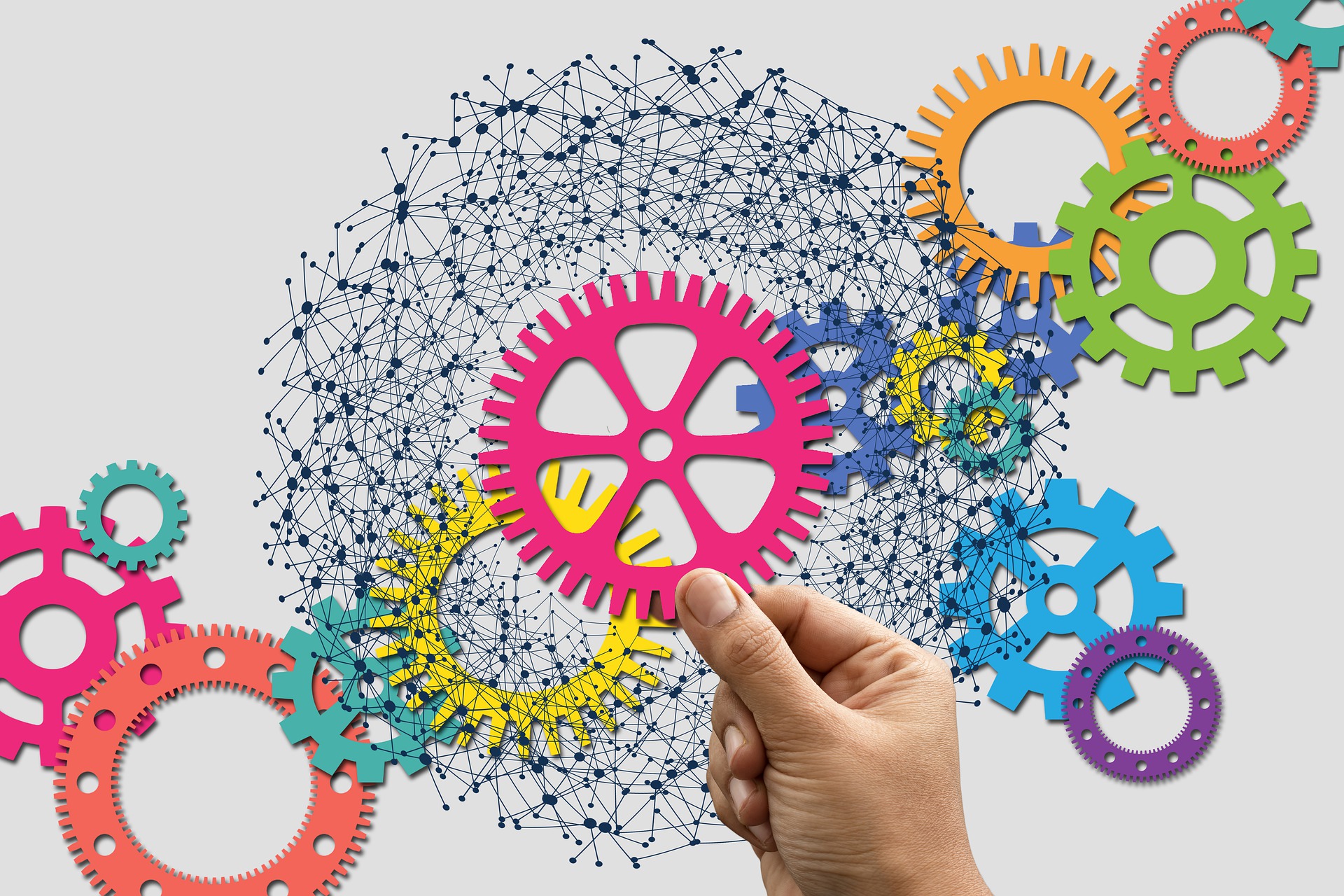 En hånd som holder et fargerikt vindhjul