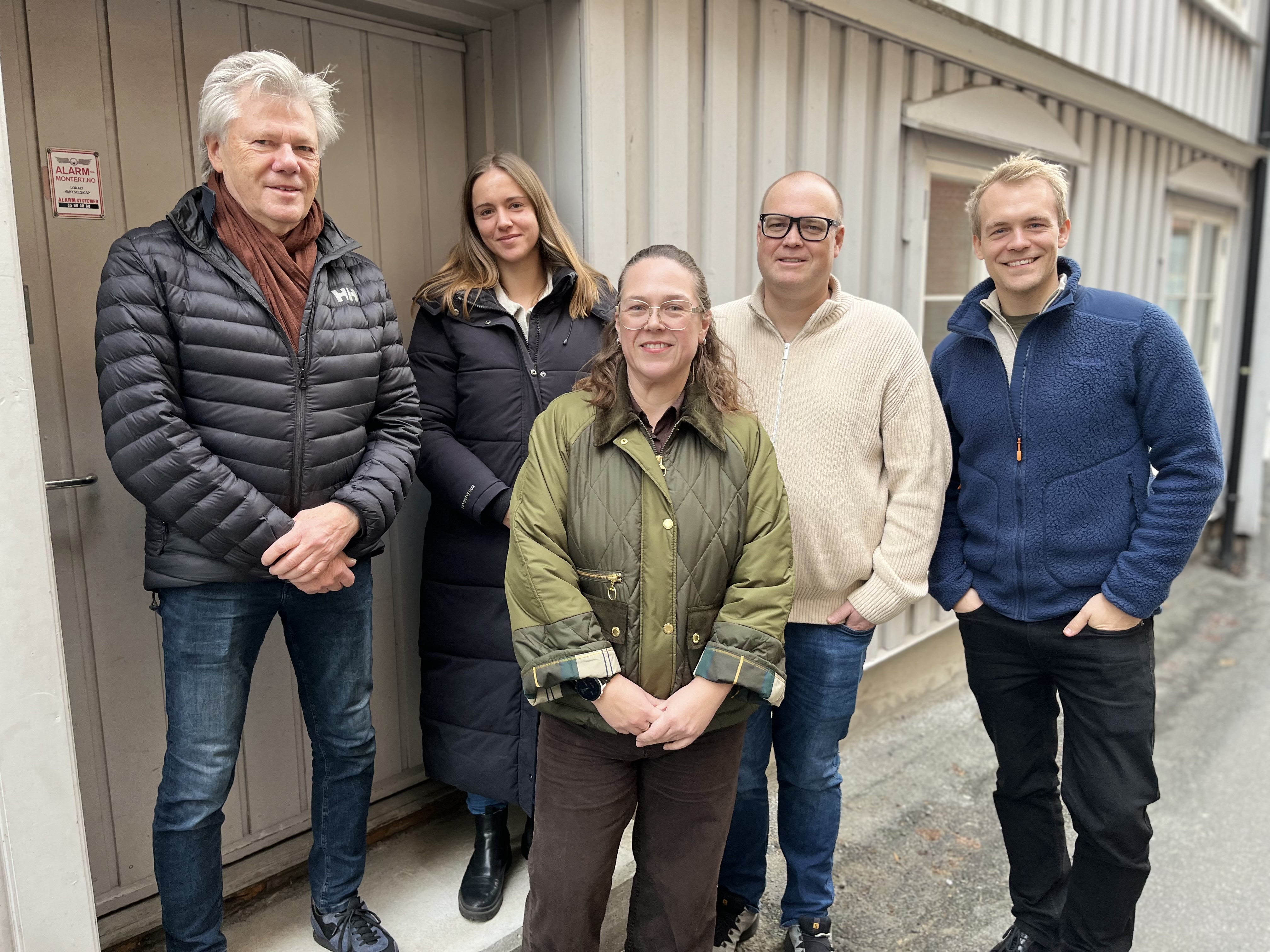 En gruppe mennesker som poserer for et bilde