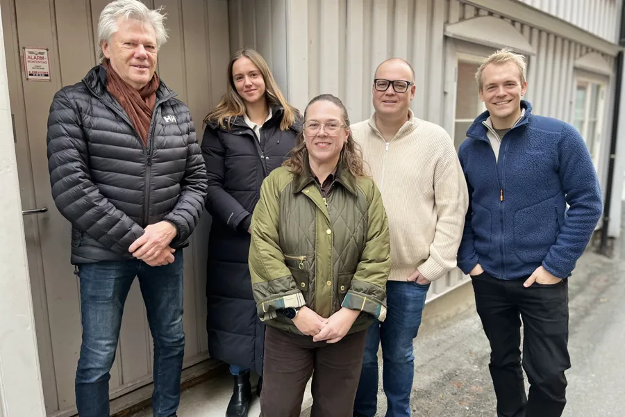 En gruppe mennesker som poserer for et bilde